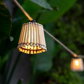 New Garden Okinawa Garland - guirlande lumineuse - guirlande de 8 mètres avec cordon de 3 mètres - 10 ampoules LED incluses - IP44 - bambou